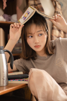 坐在老师的棒棒上写作业